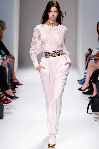 Look 16